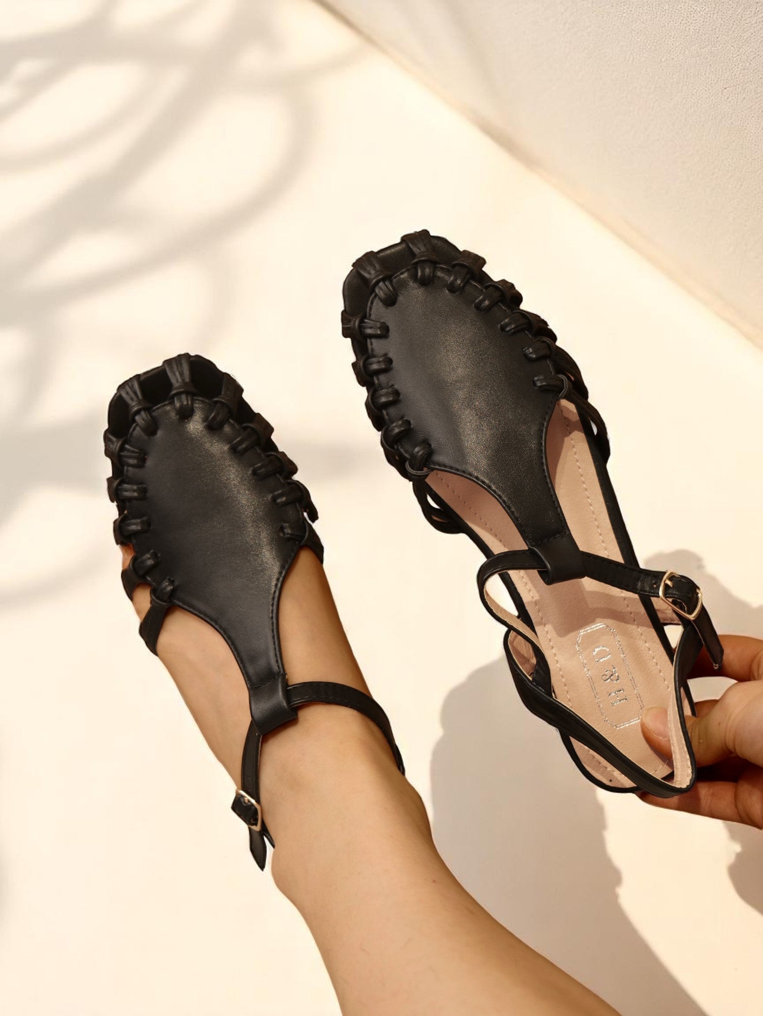 Sandalias Cerradas con Correa y Detalle Trenzado