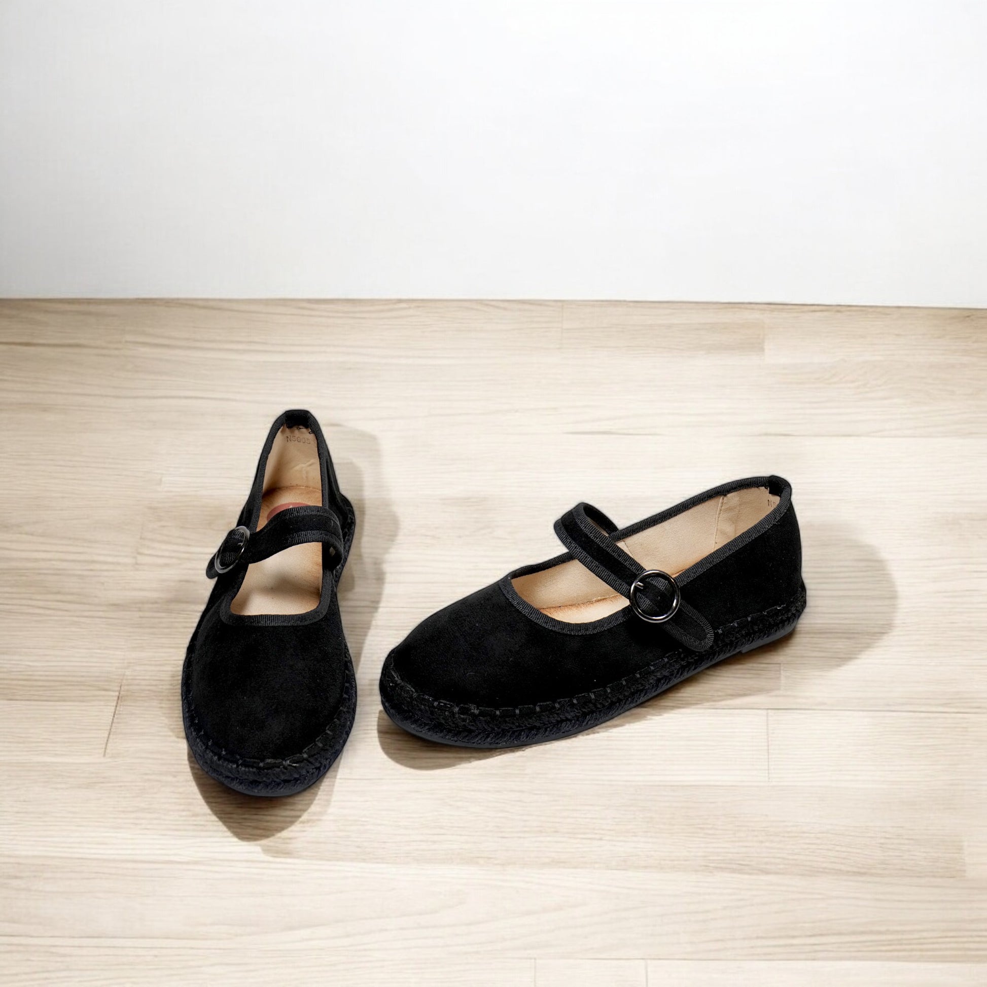 Alpargatas planas tipo merceditas para mujer con suela de yute, tira ajustable con hebilla y diseño clásico, ideales para verano y entretiempo, disponibles en beige liso, beige tejido y negro
