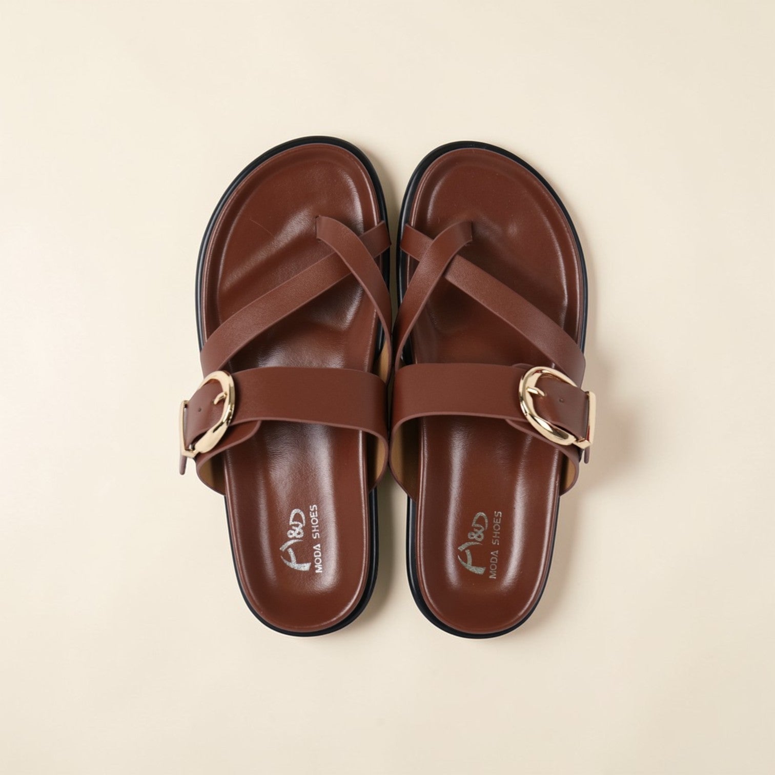 Sandalias planas tipo chancla para mujer con tira cruzada y hebilla dorada, sandalias casuales efecto cuero sintético con plantilla acolchada, sandalias verano cómodas en negro y marrón