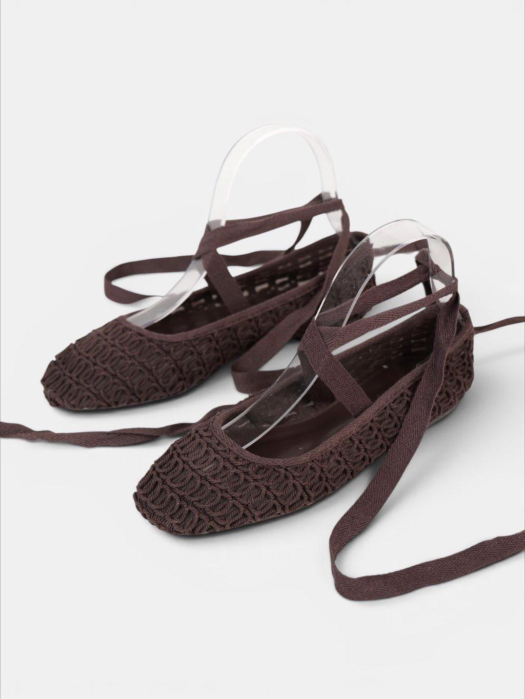Bailarinas de Crochet con Cintas Largas, ajustables al tobillo en color beige y marrón chocolate, zapatos planos estilo ballet para verano, vacaciones y looks boho chic con vestidos, lino o jeans relajados