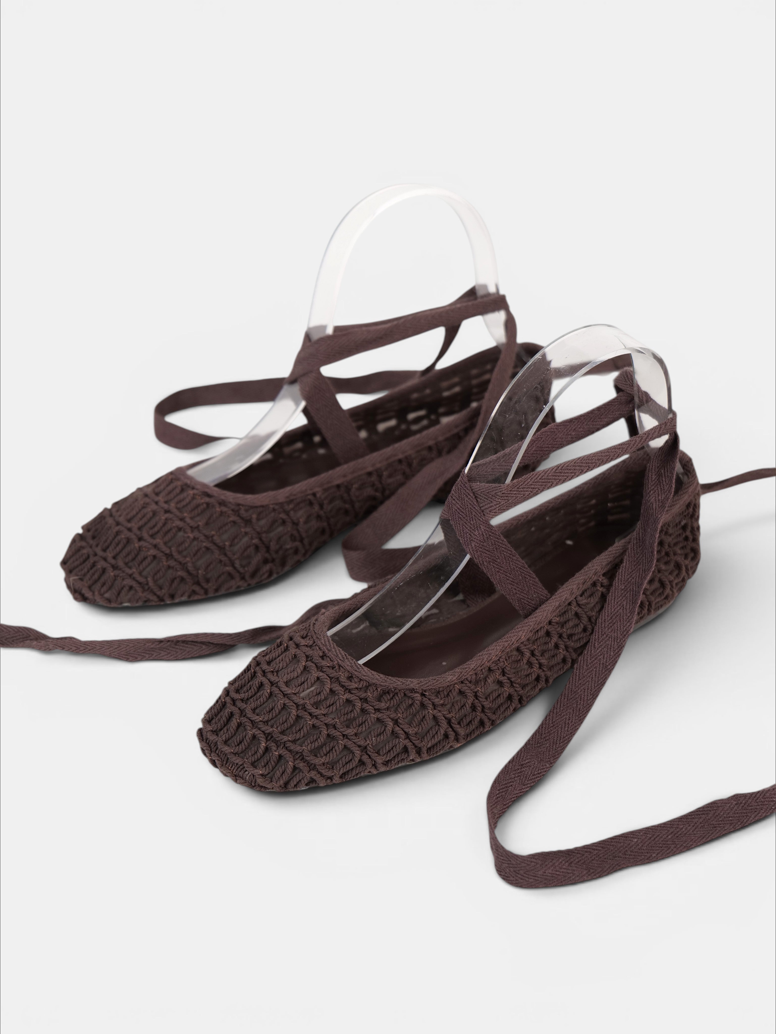 Bailarinas de Crochet con Cintas Largas, ajustables al tobillo en color beige y marrón chocolate, zapatos planos estilo ballet para verano, vacaciones y looks boho chic con vestidos, lino o jeans relajados
