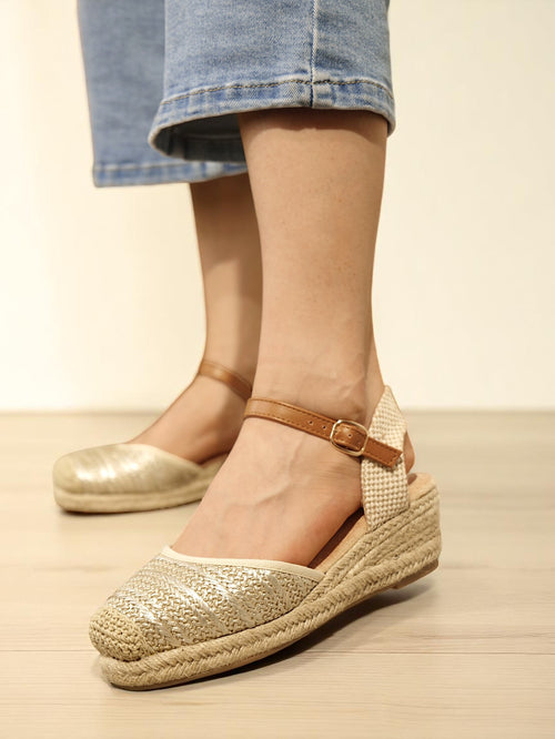 Alpargatas de cuña baja en hilo metalizado
