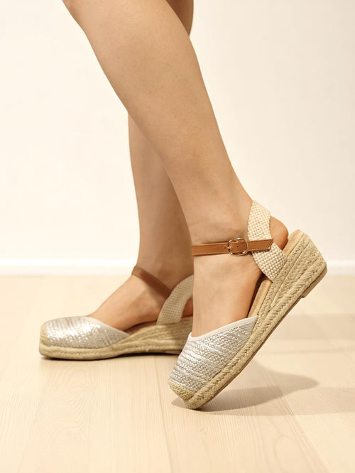 Alpargatas de cuña baja en hilo metalizado