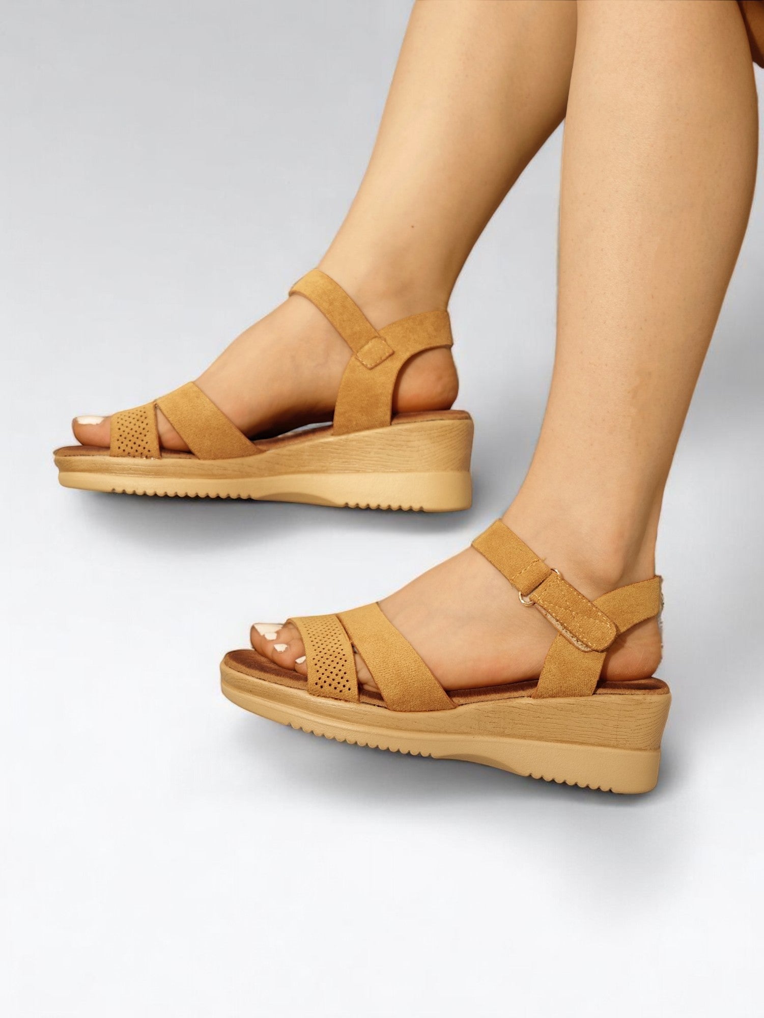 Sandalias cómodas en gamuza sintética cierre ajustable con velcro
