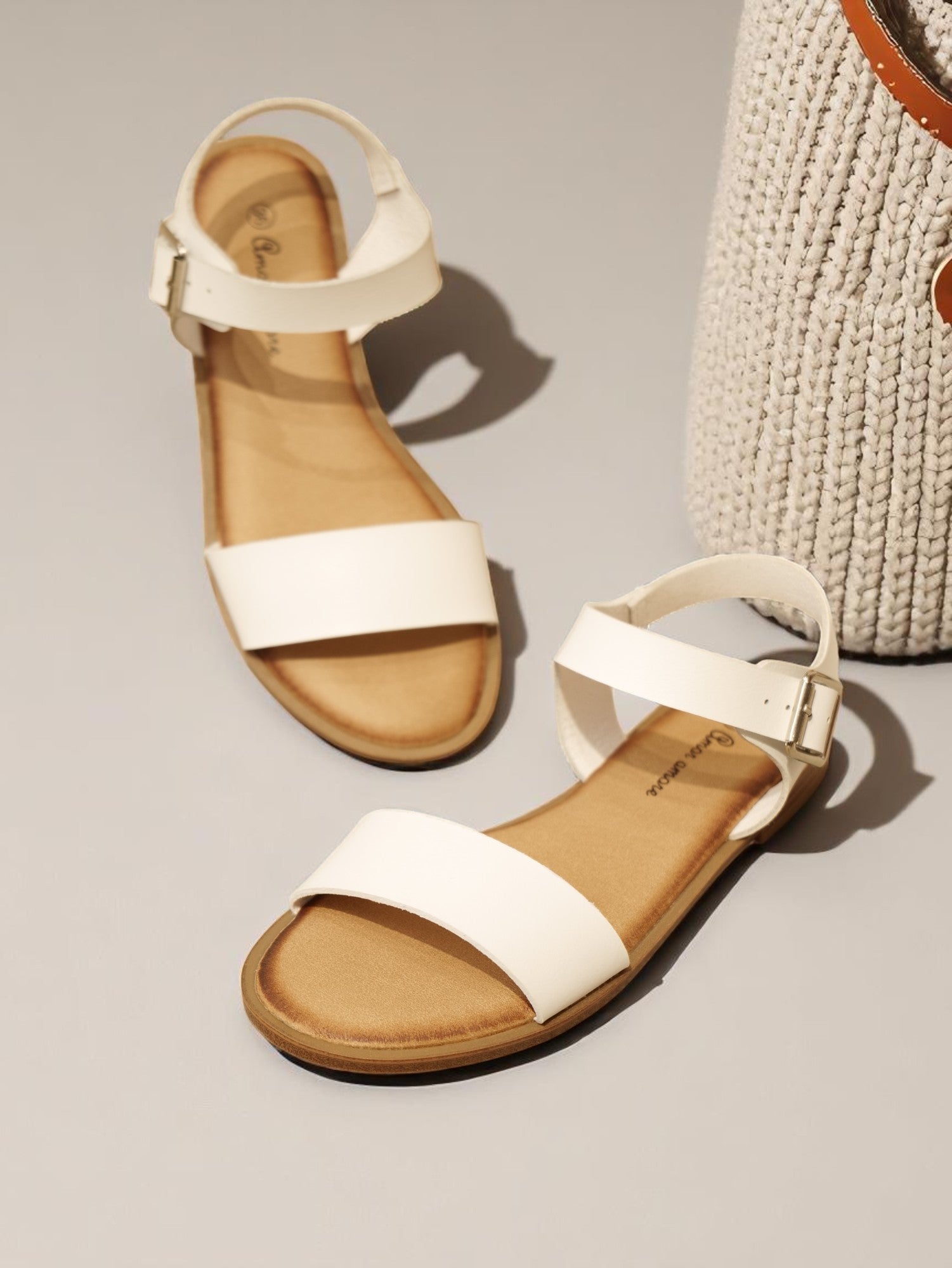 Sandalias planas minimalistas de tiras anchas