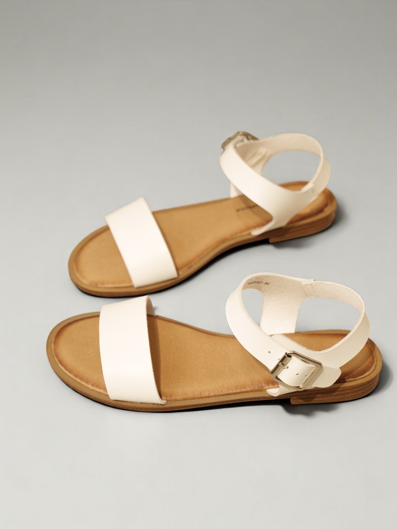 Sandalias planas minimalistas de tiras anchas