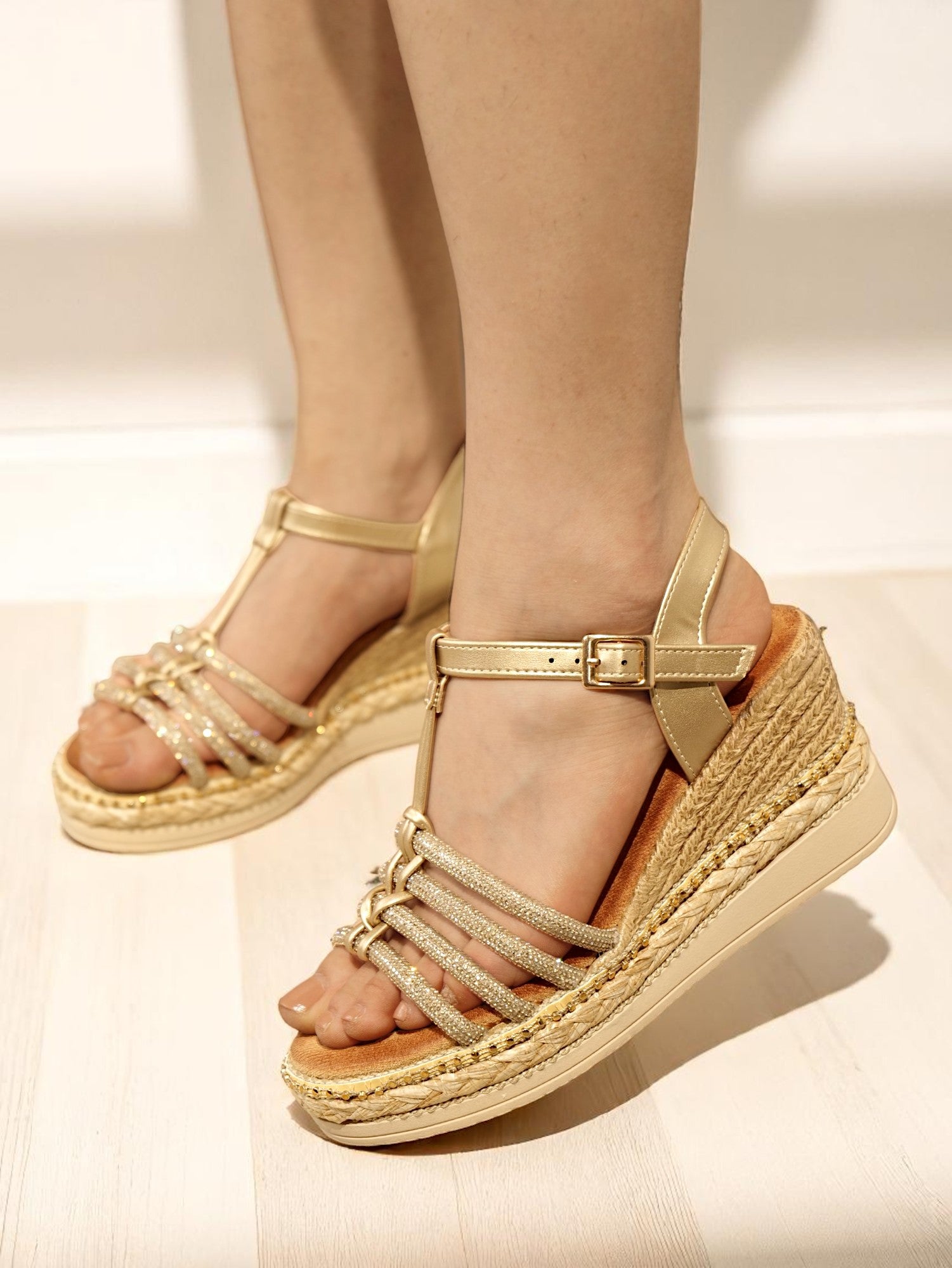 Sandalias de Cuña Doradas con Tiras Brillantes