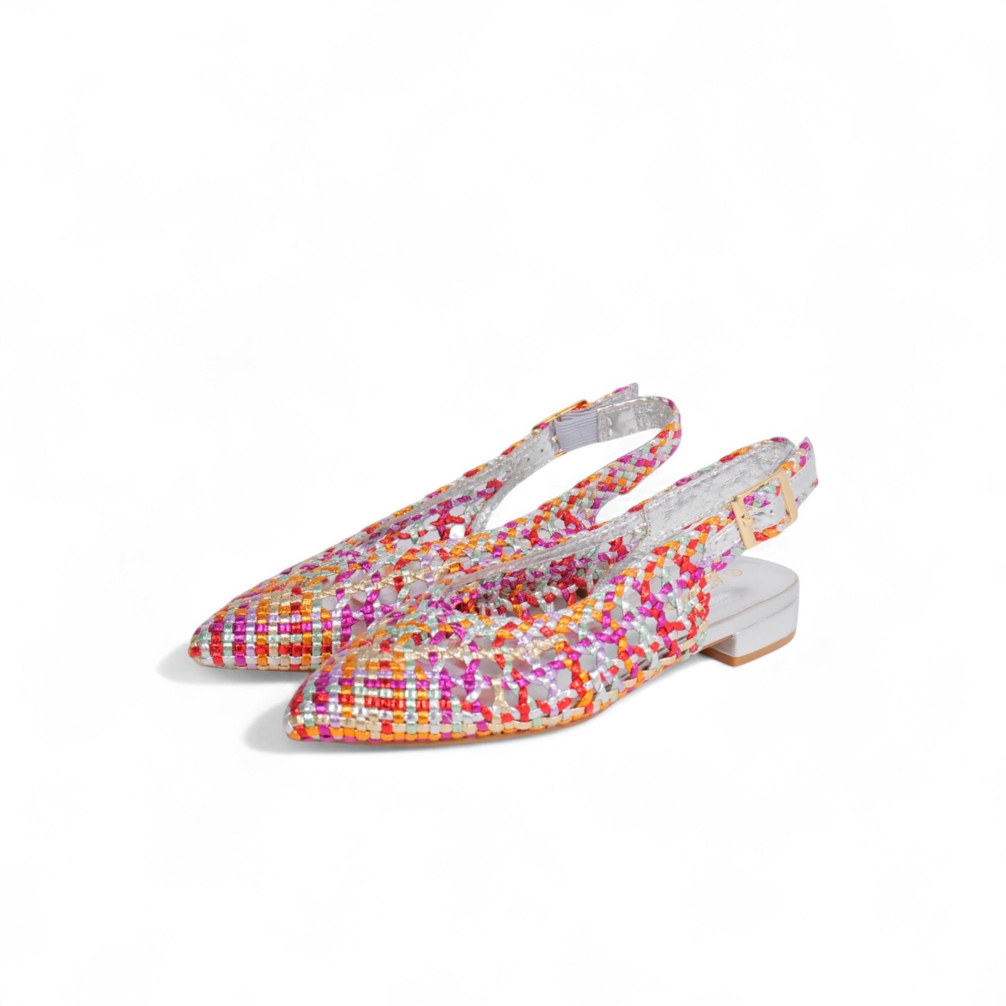 Zapatos slingback planos para mujer con punta fina, diseño trenzado calado en cuero sintético metalizado, sandalias cerradas elegantes con talón abierto y pulsera ajustable para fiesta, eventos y looks de verano