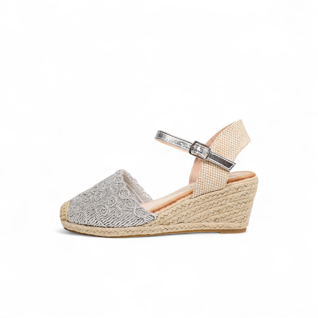 Sandalias de cuña con bordado artesanal y correa metálica