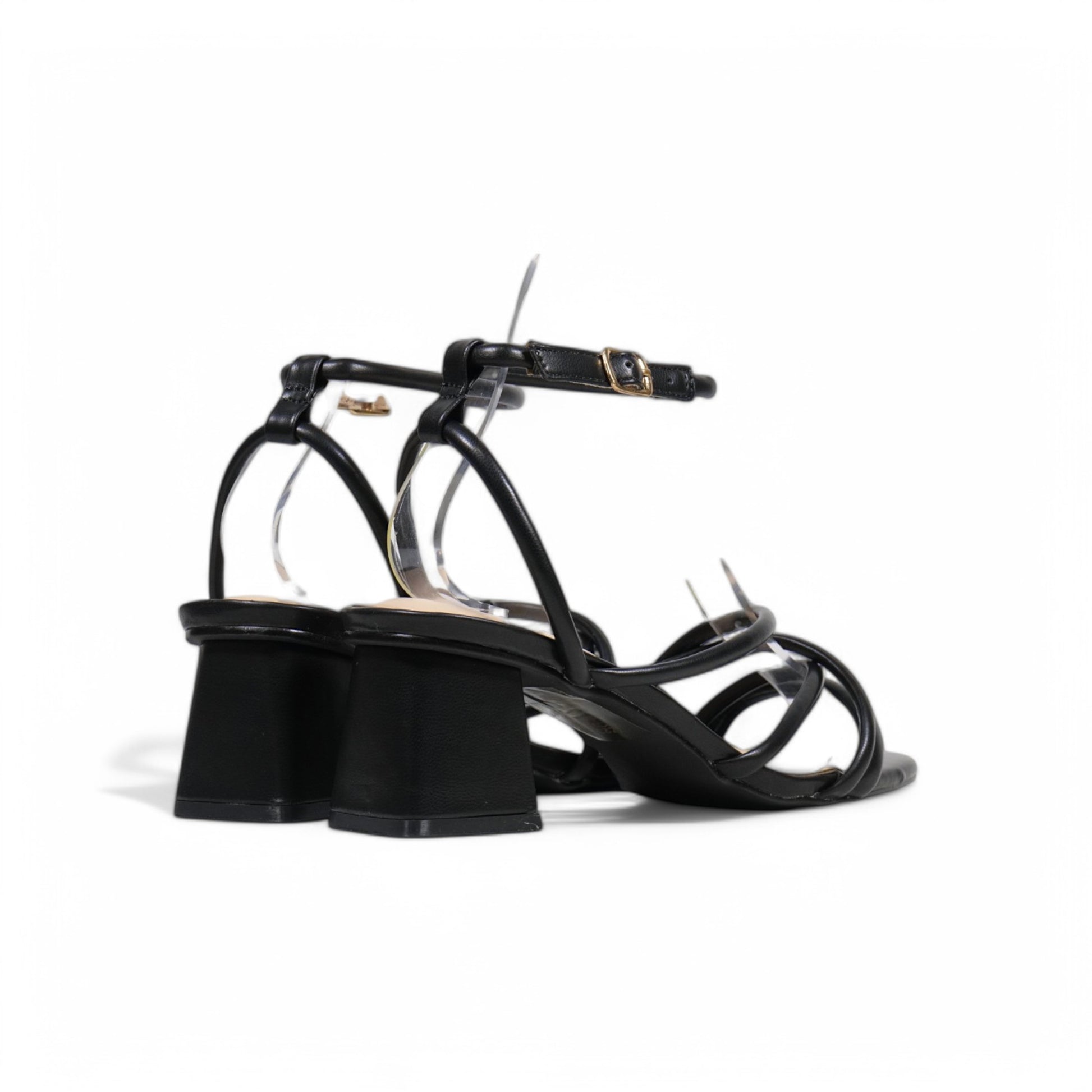 Sandalias de tacón bajo y cuadrado cubiertas de tiras finas metalizadas