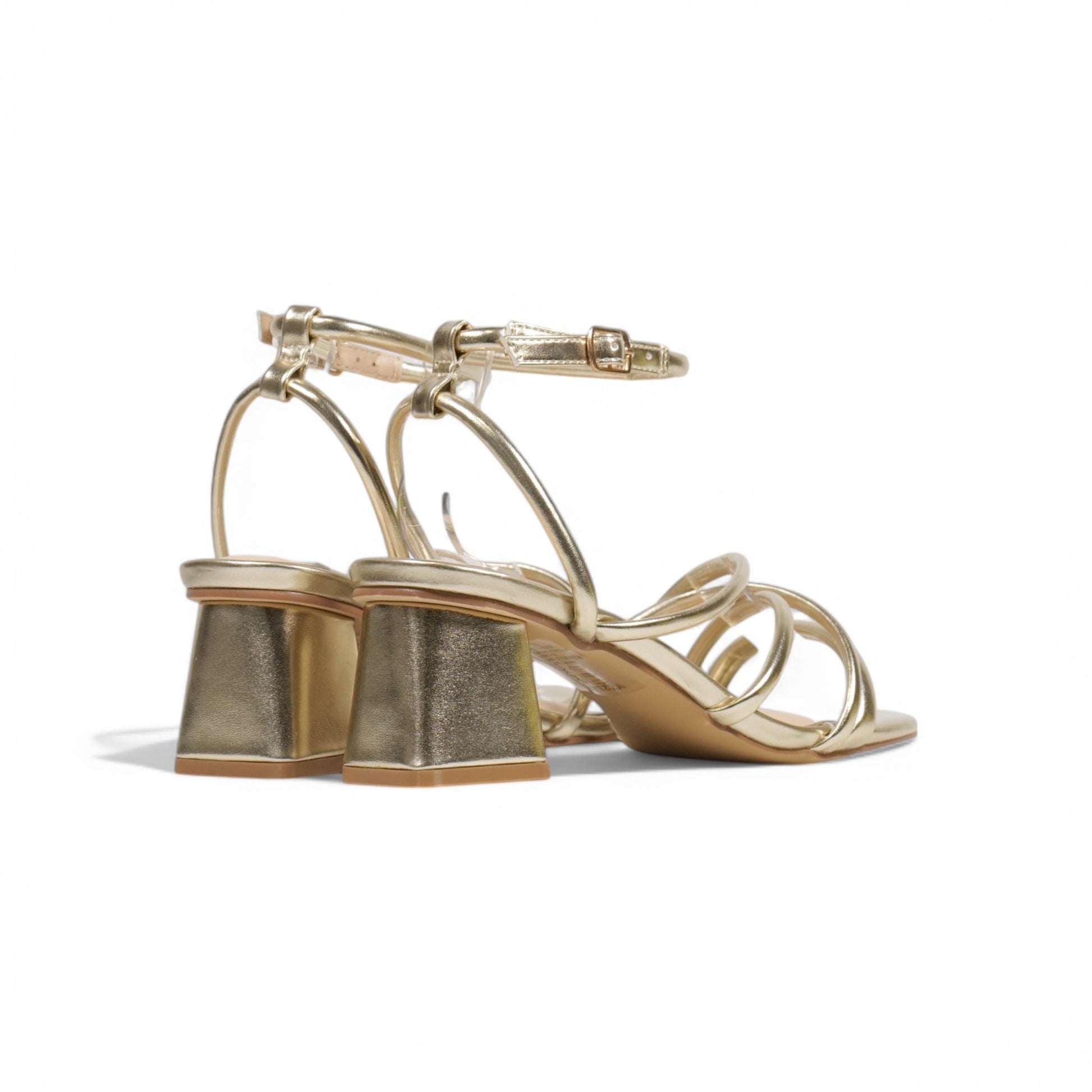 Sandalias de tacón bajo y cuadrado cubiertas de tiras finas metalizadas