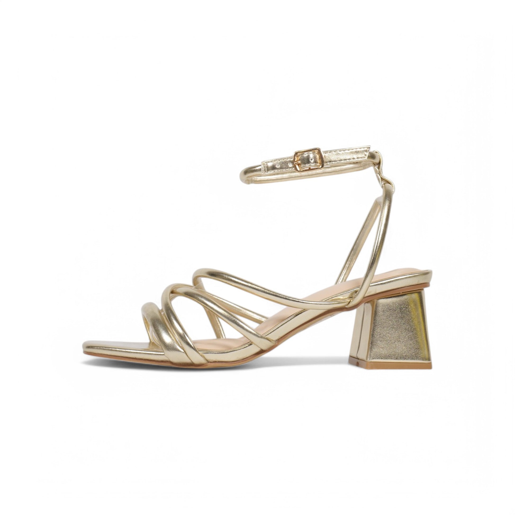 Sandalias de tacón bajo y cuadrado cubiertas de tiras finas metalizadas