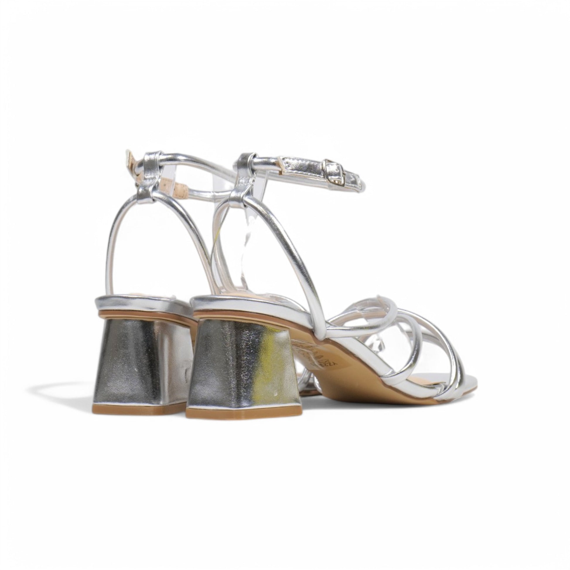 Sandalias de tacón bajo y cuadrado cubiertas de tiras finas metalizadas