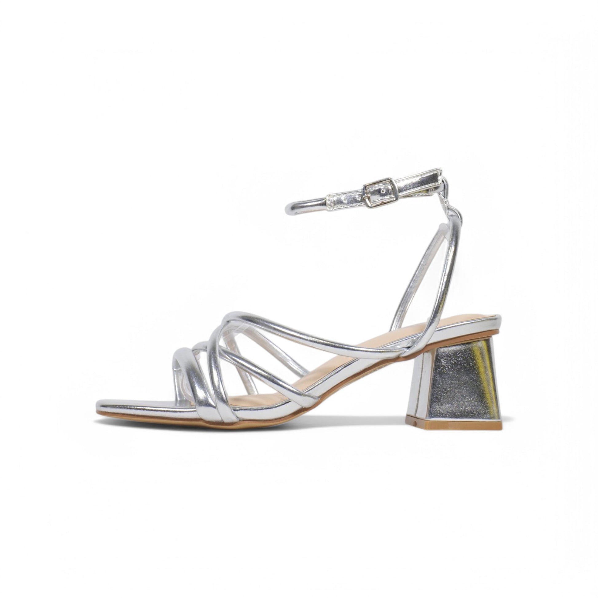 Sandalias de tacón bajo y cuadrado cubiertas de tiras finas metalizadas