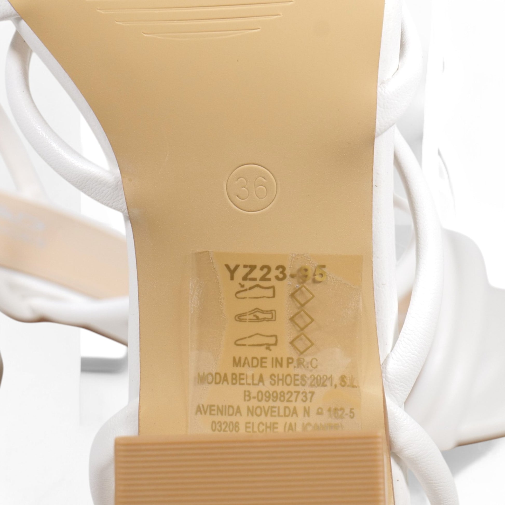 Sandalias de tacón bajo y cuadrado cubiertas de tiras finas metalizadas