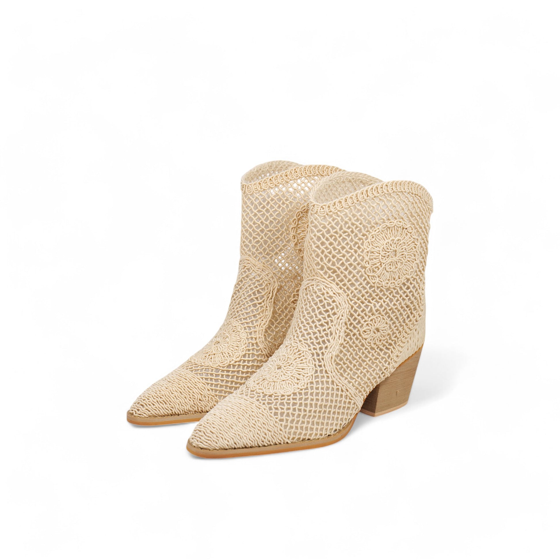 Botines calados de primavera-verano con tacón bajo y diseño crochet – Transpirables y ligeros para días cálidos – Estilo western boho en beige o negro – Combina con vestidos, shorts o jeans