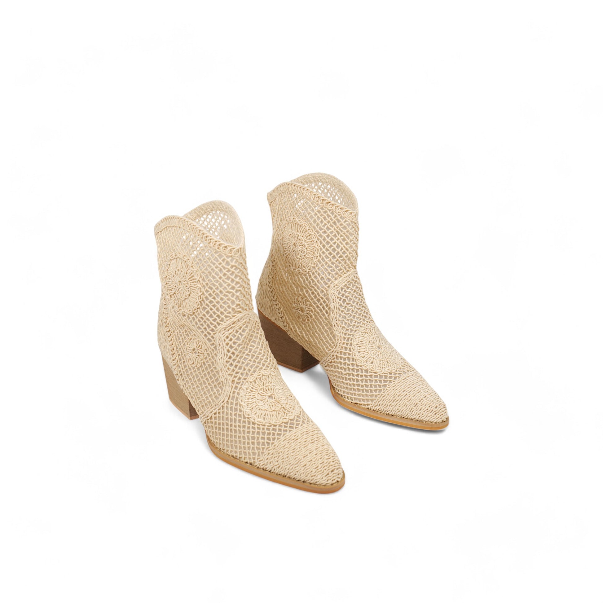 Botines calados de primavera-verano con tacón bajo y diseño crochet – Transpirables y ligeros para días cálidos – Estilo western boho en beige o negro – Combina con vestidos, shorts o jeans