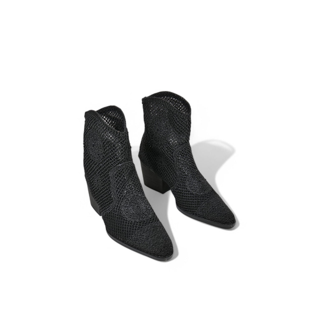 Botines calados de primavera-verano con tacón bajo y diseño crochet – Transpirables y ligeros para días cálidos – Estilo western boho en beige o negro – Combina con vestidos, shorts o jeans