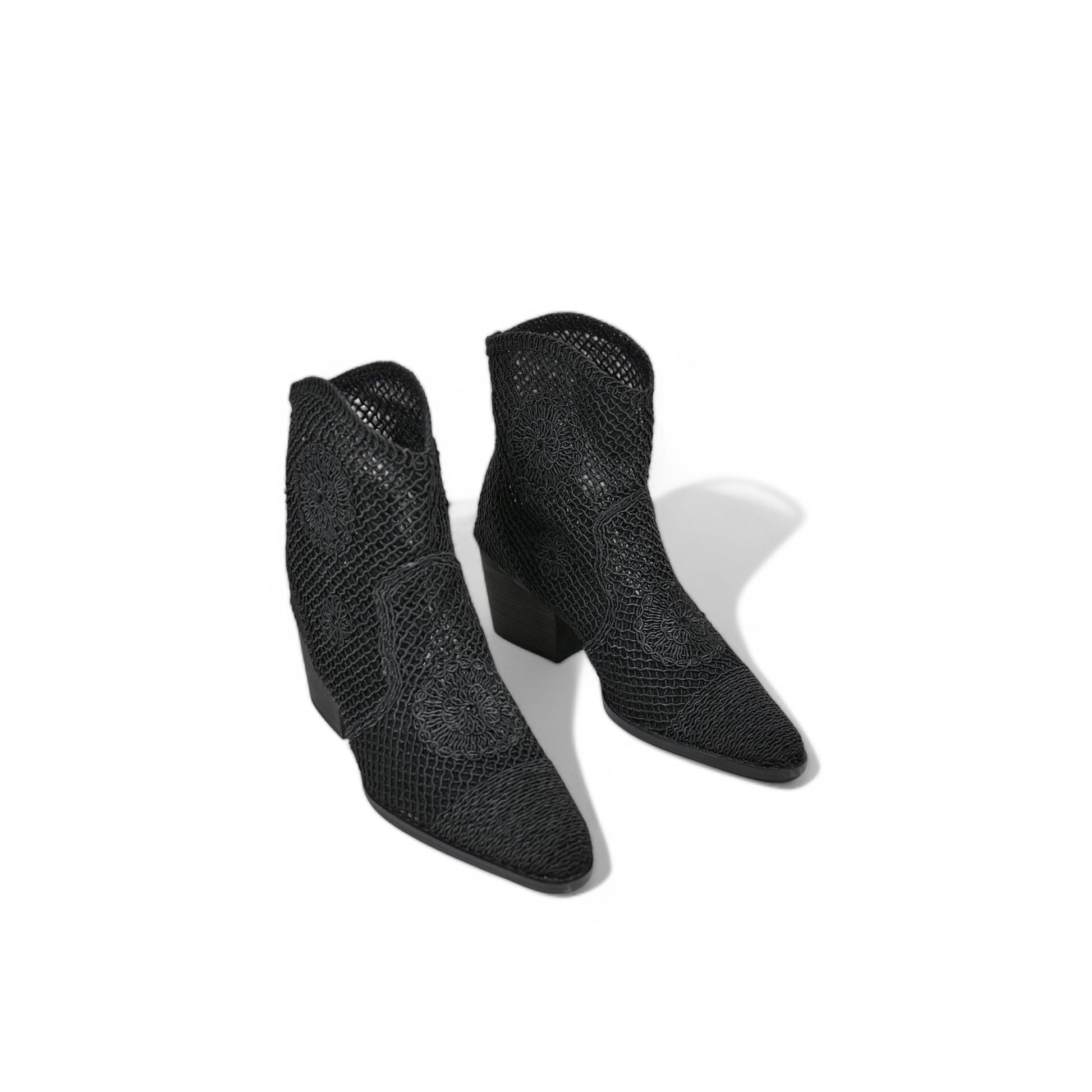 Botines calados de primavera-verano con tacón bajo y diseño crochet – Transpirables y ligeros para días cálidos – Estilo western boho en beige o negro – Combina con vestidos, shorts o jeans