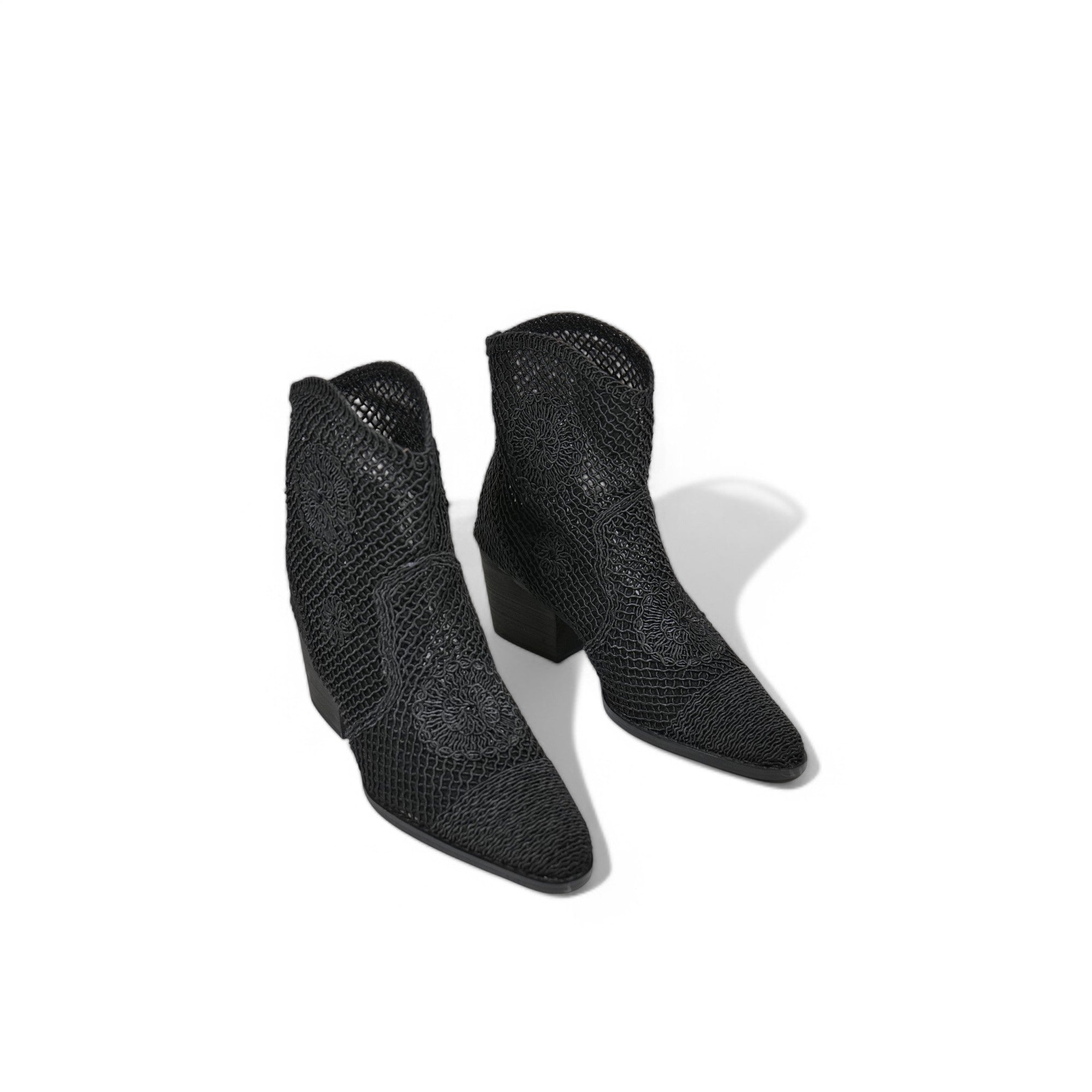 Botines calados de primavera-verano con tacón bajo y diseño crochet – Transpirables y ligeros para días cálidos – Estilo western boho en beige o negro – Combina con vestidos, shorts o jeans
