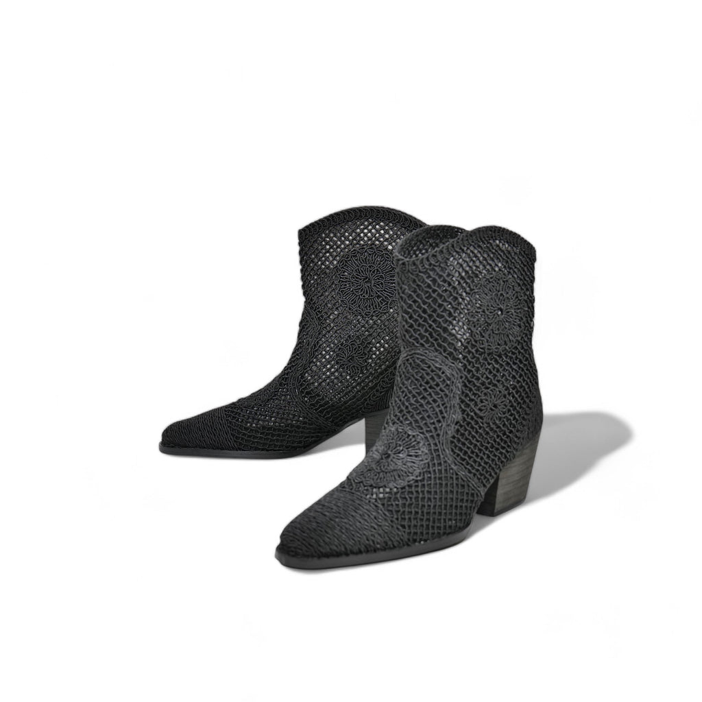 Botines calados de primavera-verano con tacón bajo y diseño crochet – Transpirables y ligeros para días cálidos – Estilo western boho en beige o negro – Combina con vestidos, shorts o jeans