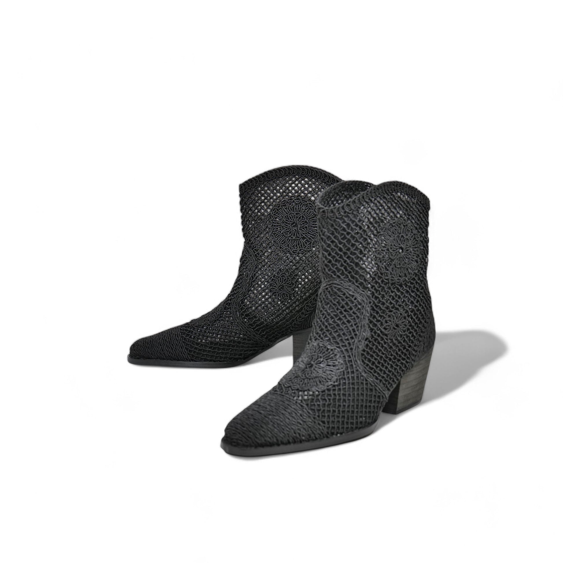 Botines calados de primavera-verano con tacón bajo y diseño crochet – Transpirables y ligeros para días cálidos – Estilo western boho en beige o negro – Combina con vestidos, shorts o jeans