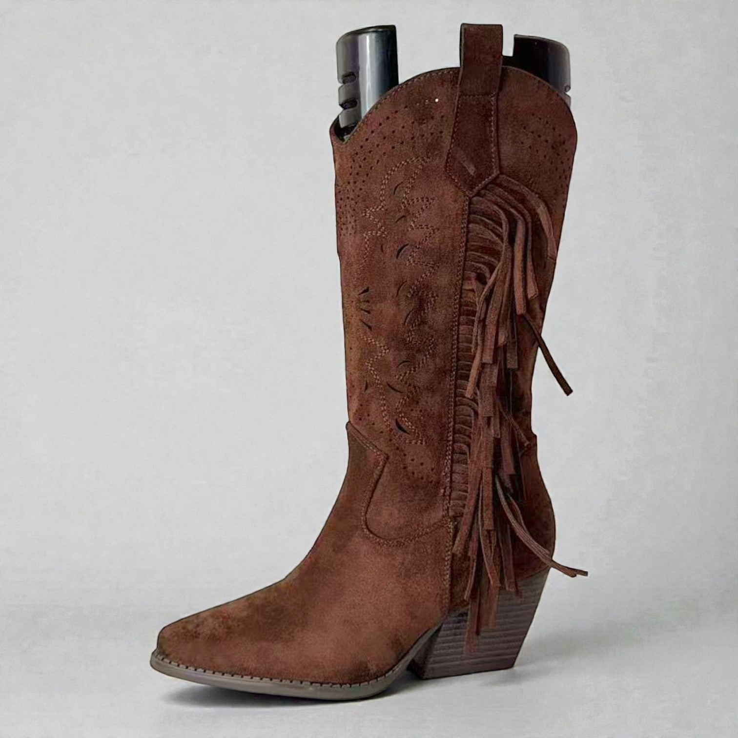 Bota cowboy alta ligeras y primaverales con flecos laterales, caña calada decorativa y punta estilizada en gamuza sintética – estilo western cómodo y elegante