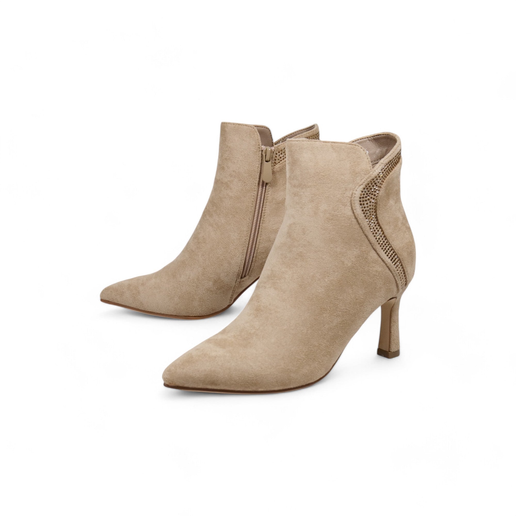 Botín mujer de gamuza sintética beige con tacón delgado, punta fina y laterales texturizados – diseño elegante y cómodo para outfits formales y casuales