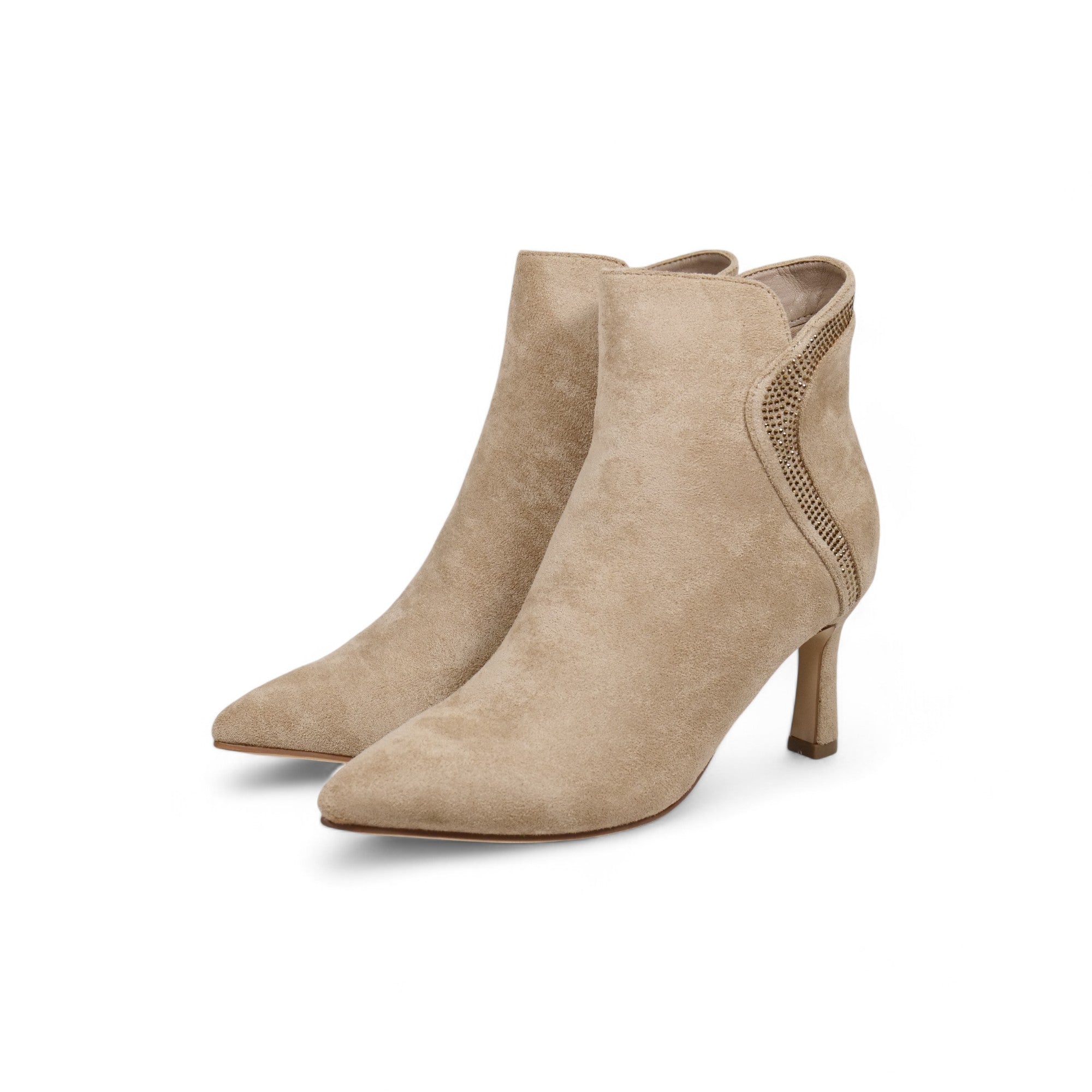Botín mujer de gamuza sintética beige con tacón delgado, punta fina y laterales texturizados – diseño elegante y cómodo para outfits formales y casuales