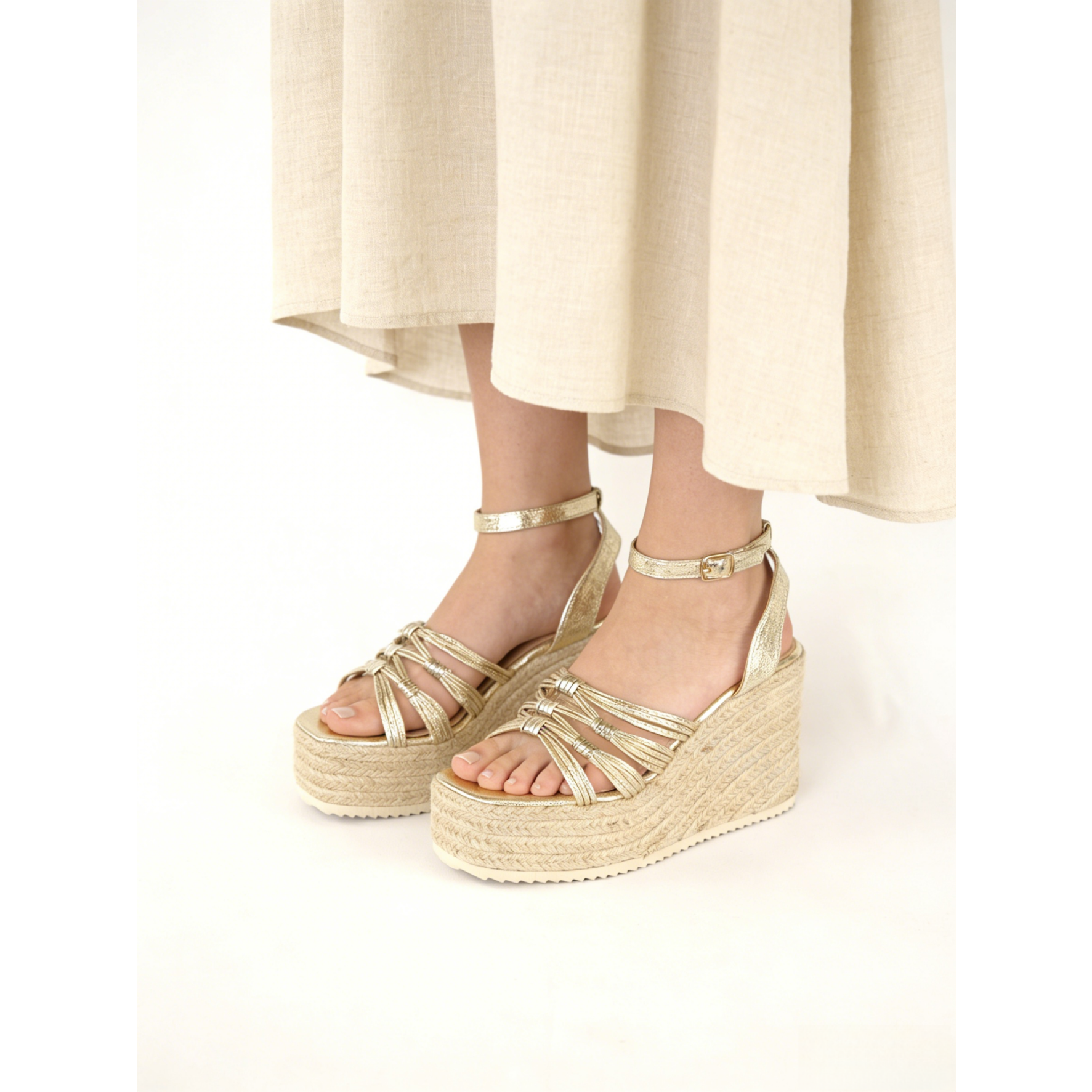 Sandalias de Cuña Alta para mujer en color dorado con tiras finas trenzadas, plataforma de yute estilo espadrille, sandalias altas con pulsera al tobillo y hebilla, zapatos verano elegantes casuales