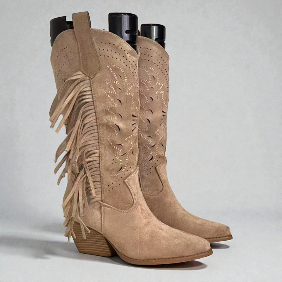 Bota cowboy alta ligeras y primaverales con flecos laterales, caña calada decorativa y punta estilizada en gamuza sintética – estilo western cómodo y elegante