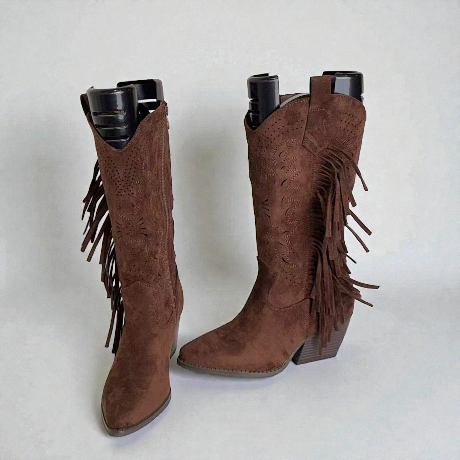 Bota cowboy alta ligeras y primaverales con flecos laterales, caña calada decorativa y punta estilizada en gamuza sintética – estilo western cómodo y elegante