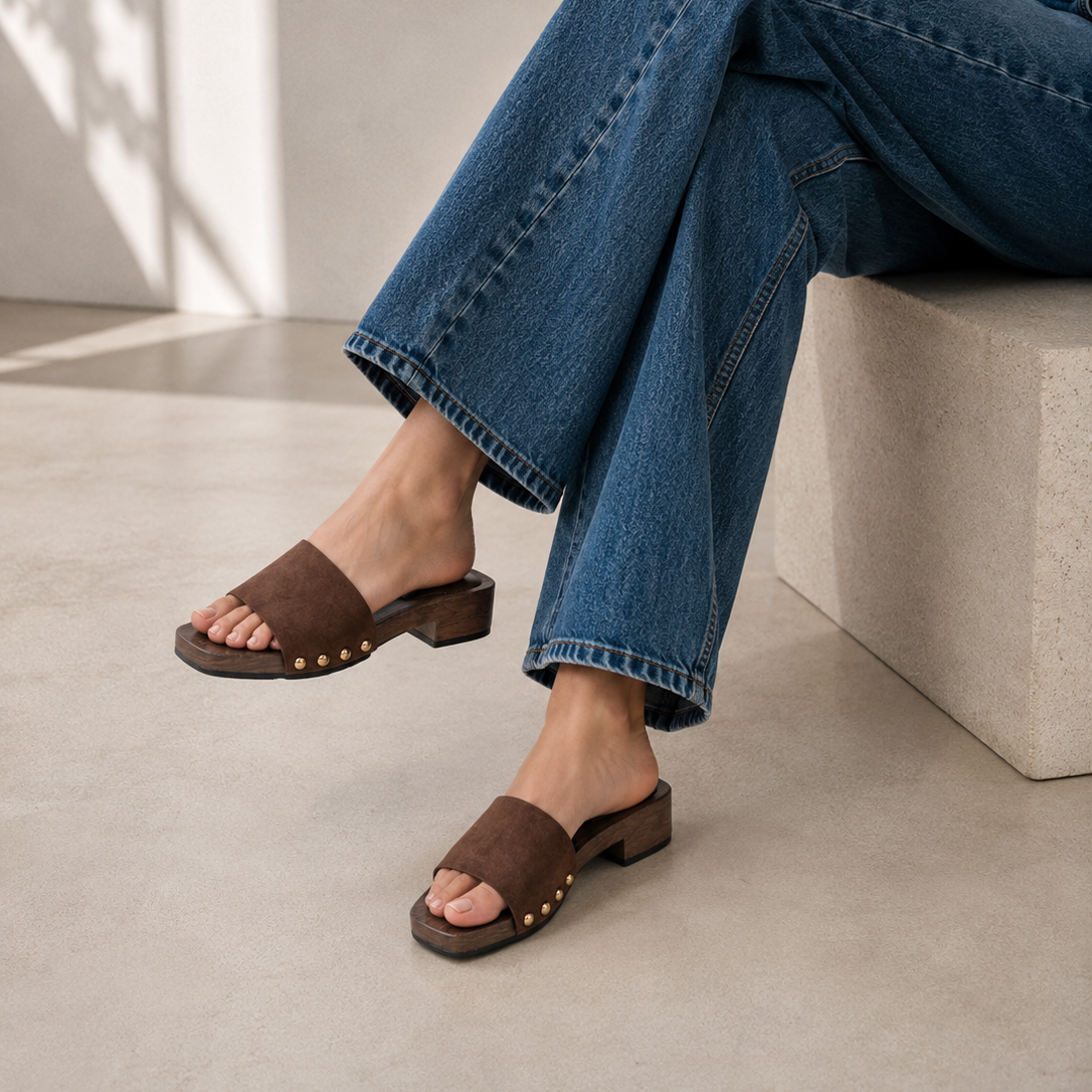Zuecos Abiertos Tacón Bajo con Hebilla , Zuecos de mujer con acabado efecto gamuza sintética y detalle de hebilla metálica, sandalias cómodas de tacón ancho bajo ideales para verano y looks casuales