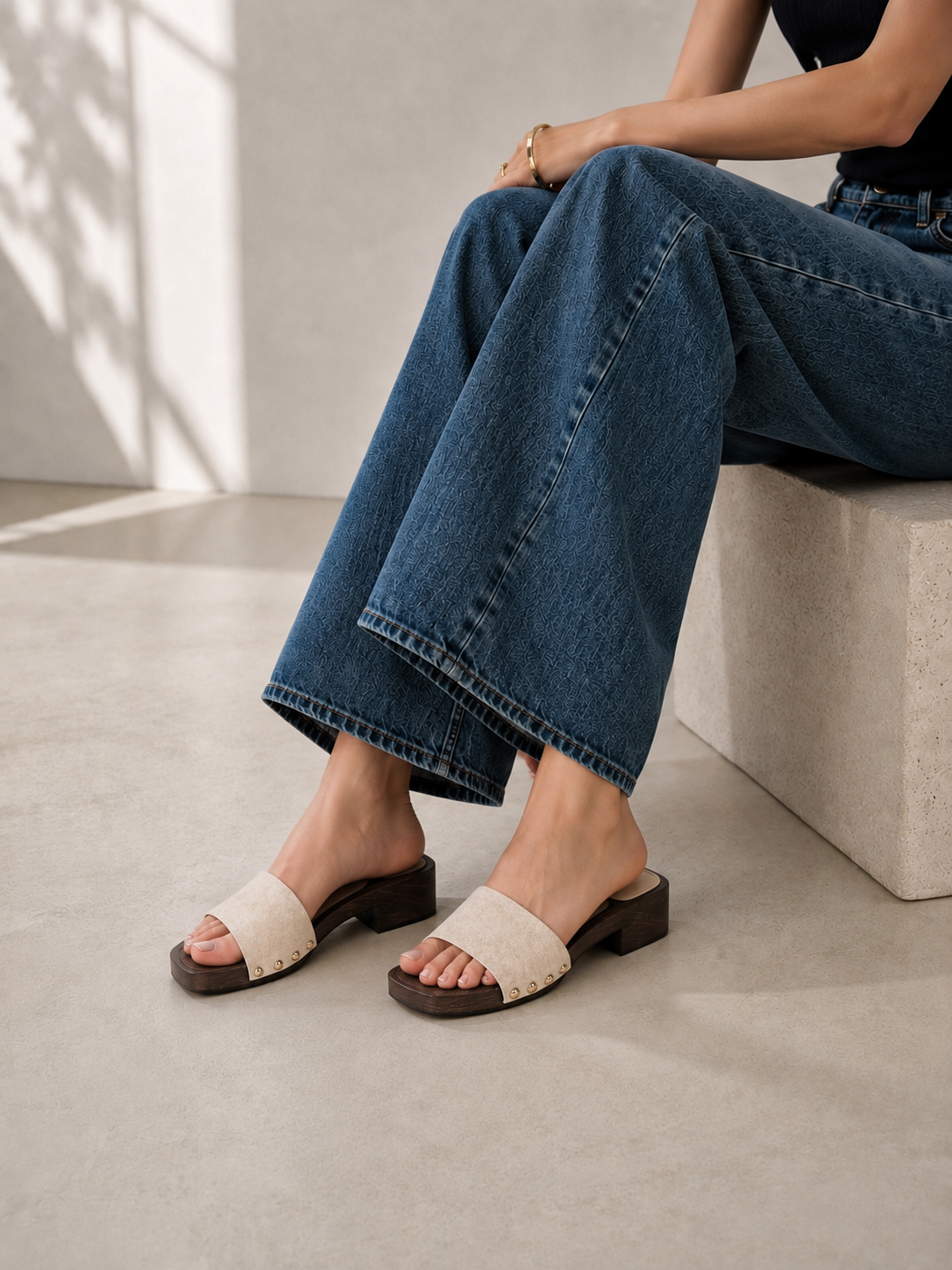 Zuecos Abiertos Tacón Bajo con Hebilla , Zuecos de mujer con acabado efecto gamuza sintética y detalle de hebilla metálica, sandalias cómodas de tacón ancho bajo ideales para verano y looks casuales